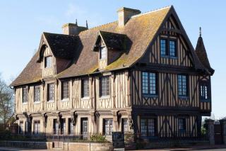 Maison normande en briques et silex, objet d'un partage entre époux